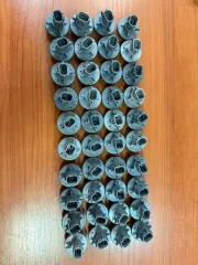 Годные остатки изделий: крышка-заглушка для фары автомобиля из резины черного цвета 80 штук, патрон для лампочки 41 штука, заглушки из резины черного цвета 122 штуки, элемент крепления из пластмассы белого цвета 40 штук, патрон для лампочки из пластмассы серого цвета 40 штук, элемент крепления из…