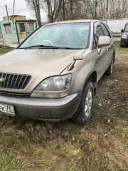 Toyota Harrier, 2001 года, модель 2AZ 0533931, кузов ACU10-0009247, цвет серый и темно-серый, 160 л.с. (120 кВт), 381000 км, полный привод, АКПП, рабочий объем двигателя 2362 куб. см, разрешенная максимальная масса 1855 кг, масса без нагрузки 1580 кг. Транспортное средство давно стоит без движения…