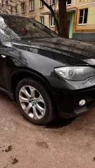 Bmw X6 2010 года, VIN: WBAFG2102BLN92421. Автомобиль не заводится из-за проблем с топливными форсунками. Боковые зеркала - царапины, повреждение лакокрасочного покрытия. Правое переднее крыло - скол, повреждение лакокрасочного покрытия (закрыто пленкой). Правый передний подкрылок - кустарная…