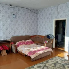 Квартира 61,6 м² в Кемеровской области, пгт Верх-Чебула, ул. 40 лет Победы, д. 1, кв. 1. Кадастровый номер: 42:16:0101002:2356. Земельный участок под домом предоставлен в аренду по договору №136. Финансовым управляющим получено согласие арендодателя, Комитета по управлению муниципальным имуществом…