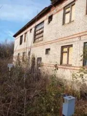 Нежилое здание площадью 428 кв.м, этажность 2, кадастровый номер 46:24:000000:853. Расположено по адресу: Курская область, Тимский район, с. Соколье, ул. Школьная, д. 7. Земельный участок под зданием площадью 316 кв.м, кадастровый номер 46:24:000000:852, категория земель населенных пунктов, вид…