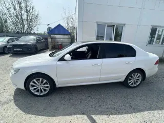 Skoda Superb, 2012 года, 152 лс, 139040 км, АКПП. год изготовления: 2012, легковой седан, г/н: Р534ТУ186, цвет: белый, VIN: TMBAB43T8C9061186, ПТС 86 РТ 919350, СТС 99 85 970540 (проблема в электрике, требуется прошивка катализатора, замена датчика впускного коллектора)