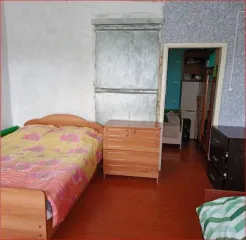 1/6 доля жилого дома 46,4 м² и земельного участка 2302 м². Жилой дом, кадастровый номер: 73:04:011601:205. Земельный участок, кадастровый номер: 73:04:011603:2, категория земель: земли населенных пунктов, вид разрешенного использования: для ведения личного подсобного хозяйства.