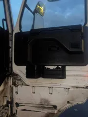 Scania 113 1992 года. Грузовой седельный тягач. На ходу или нет — неизвестно. Дефекты ЛКП, ржавчина, течь воды в салон, масляное запотевание в районе гидроцилиндра подъема кабины. Более подробное техническое состояние выясняйте самостоятельно в ходе осмотра.