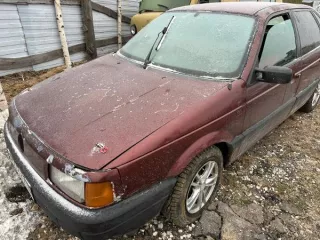 Автомобиль Volkswagen Polo, 2012 г.в., г/н Р392УХ33, VIN XW8ZZZ61ZDG002495; автомобиль Volkswagen Passat, 1991 г.в., г/н М273КУ33, VIN WVWZZZ31ZMB233357; автомобиль Тойота Королла, 1999 г.в., г/н К494КР33, VIN отсутствует, № кузова АЕ100-0305717. Цвет серебристо-желтый, передний бампер имеет…