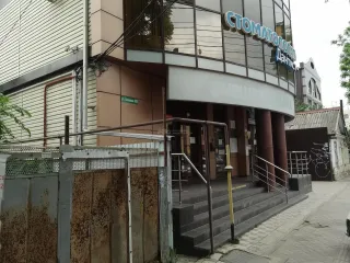 Земельный участок 590 кв.м и помещение 246,5 кв.м, Краснодарский край. 1/5 доли в праве общей долевой собственности на земельный участок, земли населенных пунктов, для размещения торгово-офисного здания с рестораном, кадастровый номер: 23:43:0310027:20, площадь 590 +/- 9 кв. м; нежилое помещение №…