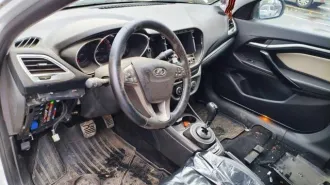 Lada Vesta 2018 года, 122.4 л.с., пробег 75560 км, автоматическая коробка передач. Цвет кузова белый. VIN: XTAGFL320JY210184. Двигатель: номер 21179 0046903, объем 1774 см³. Является залоговым имуществом.