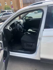 Автомобиль марки Volkswagen Tiguan, VIN: XW8ZZZ5NZKG215668, год выпуска 2018, цвет белый. Проблемы с кузовом и лакокрасочным покрытием (последствия ДТП): многочисленные сколы и повреждения ЛКП, вмятины (бампер передний, бампер задний, капот, крыша, задняя левая дверь, заднее правое крыло, правая…