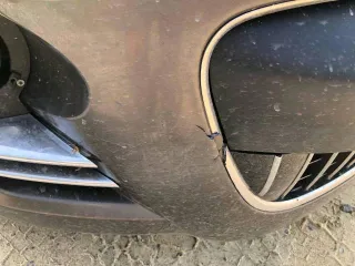 Автомобиль Peugeot 4007 2010 года, VIN Z8TVUSFZFAM940298. После ДТП имеются повреждения передних фар (лопнут внешний пластик, внутри отражатели рассыпались). Передний бампер, решётка радиатора повреждены. По кузову имеются места коррозии, по дну автомобиля присутствуют сквозные ржавчины. Работает…