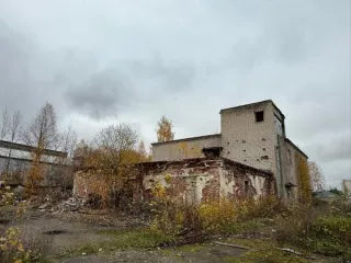 Здание Здание – молочный завод, назначение: нежилое, 2-этажное, (подземных этажей – 0), общая площадь 995,1 кв.м., кадастровый номер: 47:05:0103001:301, с земельным участком, категория земель: земли населённых пунктов, разрешённое использование:  для производственной деятельности, общая площадь 4…