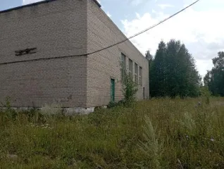 Нежилое здание школы 1812,5 кв.м. Общеобразовательная школа под демонтаж, 1978 года постройки. Общая площадь 1812,5 кв.м., кадастровый номер 16:29:100101:148. Расположена по адресу: Республика Татарстан, Муслюмовский район, с. Семяково, ул. Школьная, д. 32а. Год ввода в эксплуатацию: 1978…