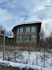 Жилое здание квартира Московская область Здание в Московской обл., 142,9 кв.м. Жилое здание (квартира), площадью 142,9 кв.м., количество этажей 2, в том числе подземных 1, кадастровый номер 50:26:0180404:936, расположенная по адресу: Московская область, р-н. Наро-Фоминский, д. Мартемьяново, ул…