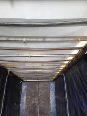 Прицеп Montracon 1996 года, идентификационный номер SMRC3A04496D54440. Техническое описание: Гнилой. Тент рваный, стойки сгнили и отвалились. Ворота плохие, резина под замену. Одно колесо отсутствует. Лопнули две пневмоподушки. Тент бока и крыша не работают.