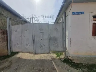 Жилой дом площадью 95,5 кв.м, кадастровый номер 20:06:0401004:716; Земельный участок для ведения личного подсобного хозяйства площадью 423+/-7 кв.м, кадастровый номер 20:06:1401004:713. Информация о зарегистрированных лицах и коммунальных задолженностях не предоставлена. Общая площадь 518,5 кв.м…