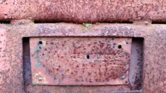 Полуприцеп бортовой 9385 1998 года выпуска, красного цвета. VIN: XТJ938500W0302295.