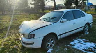 Toyota Corona 1994 года, 115 л.с., пробег 300000 км, АКПП. ГРЗ Р765ТУ42, VIN отсутствует, номер кузова AT1900129929, цвет белый. Поврежден кузов, аккумулятор, генератор, кассета радиатора. Состояние двигателя и КПП неизвестно. Пластиковые элементы в салоне скрипят, некоторые имеют повреждения…