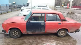легковой автомобиль ВАЗ 21070, 1995 г.в.,  VIN: XTA210700T0961907, цвет кузова: рубин. Пробег установить не удалось в связи с заменой панели приборов. Многочисленные следы коррозии по кузову. Узлы и агрегаты требуют ремонта или замены.