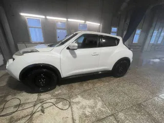 Nissan Juke 2017 года, 117 л.с., пробег 226271 км, АКПП. Цвет белый, VIN SJNFBAF15U7393153. Модель двигателя HR16, бензиновый, объем 1.6 л (1598 куб. см), экологический класс 5. Автомобиль в нормальном состоянии, был в ремонте после аварии, могут быть скрытые дефекты с учетом эксплуатации.