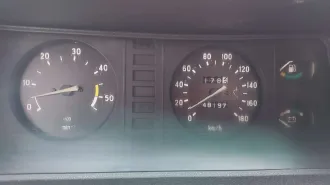 ГАЗ 2705, 2002. Автомобиль ГАЗ, модель: 2705, год изготовления: 2002 г.в., VIN: ХТН27050020242987, г.р.з. Т647УЕ47, вид собственности – совместная с супругом Арефьевым А.А. Автомобиль в неудовлетворительном состоянии, не находу, имеет сквозную коррозию металла по всему кузову, некомплектен…