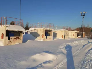 База ГСМ, кадастровый номер: 86:07:0000000:889, площадь застройки 822 кв.м., адрес: ХМАО-Югра, Октябрьский р-н, пгт Андра, мкр-н Спортивный, строен.9а. Сооружение состоит из территории хранения нефтепродуктов, включающей емкости 2000л (2шт.), 400л (1шт.), 200л (1шт.), сторожку (1шт.), а также АЗС…