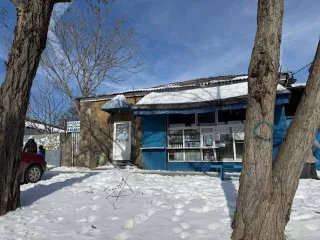 Доли нежилого помещения 66,3 м² и земельного участка 489 м² по адресу: Ростовская область, г. Таганрог, ул. Чехова, 28. Кадастровый номер помещения: 61:58:0001028:245, земельного участка: 61:58:0001028:9. Вид права: общая долевая собственность, доля в праве 5/162.