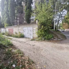 Гараж 18 м2 в Москве. Состояние удовлетворительное, находится в гаражном кооперативе. Требуется незначительный косметический ремонт. Обременения отсутствуют.