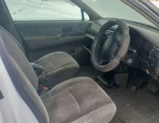 Nissan Rnessa 1997 года, белый цвет. ПТС 19ОК 676670, госномер С719КС19. Двигатель модель 060055B, номер 060055B, мощность 140 л.с. Кузов номер N30-101046. Разрешенная максимальная масса 1735 кг, масса без нагрузки 1460 кг.