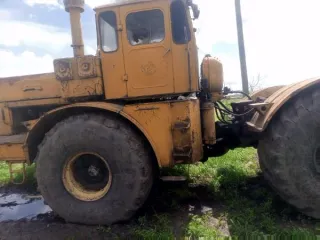 Трактор К-701 1987 года, заводской номер 8716961, госномер 4593СУ26, коробка передач 6631, номер двигателя 06821, основной ведущий мост 8794337/871070, цвет желтый, мощность двигателя 220,00(300,00). Ключи и документы отсутствуют. 2 кабина с многочисленными вмятинами и глубокой коррозией металла…
