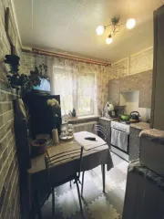 Квартира, общая площадь 42.5 кв.м., расположенная по адресу: Московская область, г. Электросталь, ул. Победы, д. 18, корп. 2, кв. 2, кадастровый номер 50:46:0030102:5156. Находится в залоге у Sovcombank. Прописан один совершеннолетний, долги по ЖКХ со слов должника отсутствуют.