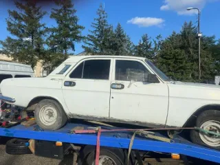 ГАЗ 24, 1986 г.в. Цвет кузова: белый, тип: легковой седан. Идентификационный номер (VIN) отсутствует, номер двигателя 092504, регистрационный знак В261ЕН61, номер кузова 1078412, рабочий объем 2400 см³, мощность двигателя 85 кВт (63 л.с.). Ключи и документы отсутствуют. Имеются вмятины, царапины…