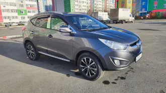 Hyundai Tucson 2010 года, темно-серый. VIN: KMHJU81VDAU023733. Двигатель дизельный D4HA, объем 2.0 л (1995 куб. см), мощность 166 л.с. Экологический класс 4. ПТС 24 УС 716923, госномер А283ЕО172. Разрешенная максимальная масса 1950 кг, снаряженная масса 1625 кг. Производитель: Hyundai Motor…