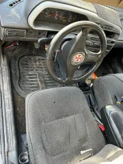 ВАЗ-21150 2006 года, графитовый металлик. Госномер Т276МЕ51. VIN: XTA21150064192479. Мощность 77 л.с. Ключ в наличии. ПТС и СТС отсутствуют. Дефекты: отсутствует передний бампер и передние световые приборы. Вмятины на крышке капота и переднем левом крыле. Глубокая коррозия металла в области…