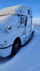 Freightliner Columbia 2003 года выпуска. Грузовой тягач седельный Freightliner Columbia 6x4, цвет белый, коррозия, ржавчина на переднем бампере, не на ходу (со слов владельца). Работоспособность не проверялась. Расположен по адресу: г. Мурманск, ул. Кильдинское шоссе, д. 2. VIN: 1FUJA6CG54LM10688.