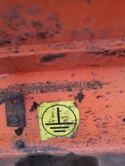 Нефаз 96742-03 2010 года, полуприцеп-цистерна оранжевого цвета. VIN: X1F96742BA0001118, госномер: АР584786. Имеет множественные сколы, местами коррозию, отсутствуют все колесные диски и резина.