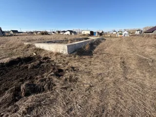 Земельный участок 1010 кв.м и дом 74,46 кв.м, Барнаул, Алтайский край. Земельный участок, расположенный по адресу: Российская Федерация, Алтайский край, г. Барнаул, п. Центральный, ул. Ярославская, дом 12, площадь 1010, уточненная площадь, погрешность 22.0 кв.м, категория: земли населенных пунктов…