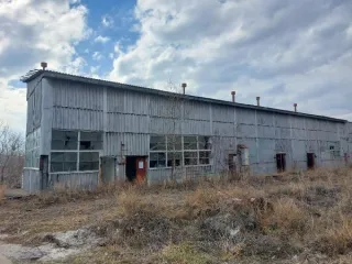 Нежилое здание 308.6 кв.м, Забайкальский край. Назначение: нежилое, 1 этаж, кадастровый номер 75:24:340905:32, площадь 308,60 кв. м. Адрес: Забайкальский край, Шилкинский район, пгт. Первомайский, ул. Индустриальная, 8В. Земельный участок под зданиями в аренде, категория земель: земли…