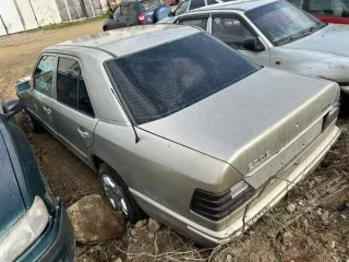 Mercedes-Benz 230, серого цвета, 1987 года выпуска. Государственный регистрационный знак О817УР47. Передняя и задняя таблички с г.р.з. отсутствуют. VIN WDB1240231A425440. Мощность: 132 л.с. СТС, ПТС отсутствует. Ограничения: запрет судебного органа на регистрационные действия. Дефекты…