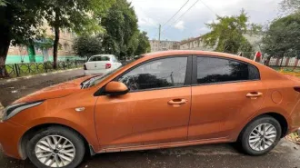 Седан Kia Rio 2020 года, оранжевый, VIN Z94C241BBLR179349, госномер А804ВС156, мощность двигателя 122 л.с.