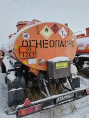 Нефаз 96742-03 2010 года, полуприцеп-цистерна оранжевого цвета. VIN: X1F96742BA0001118, госномер: АР584786. Имеет множественные сколы, местами коррозию, отсутствуют все колесные диски и резина.