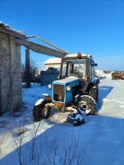 Беларус-82 МК 2005 года выпуска, регистрационный знак тип 3, код 78, серия РУ N5508. Машина находится в Вологодской области. При осмотре были обнаружены дефекты, автомобиль находится в нерабочем состоянии (дефекты видны на фото).