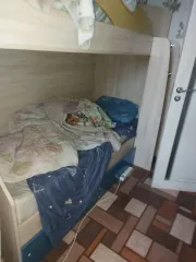 1/5 доля квартиры 37.8 кв.м и 1/5 доля земельного участка 893 кв.м в Тульской области, Куркинский район, дер. Шаховское, пер. Школьный, д.2, кв.2. Квартира жилая, 1 этаж. Кадастровые номера: 71:13:010307:442 (квартира), 71:13:010307:498 (земельный участок).