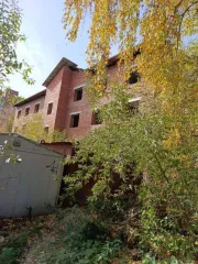 Доли дома 958 кв.м и участка 720 кв.м в Томске. 3194/9583 доли дома и 2400/7200 доли земельного участка по адресу: г. Томск, ул. М. Горького, 39/1. Здание, кадастровый номер 70:21:0200008:1594, площадь 958 кв.м. Земельный участок, кадастровый номер 70:21:0200008:77, площадь 720 кв.м. Доли в натуре…