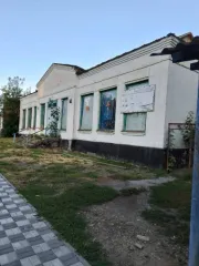 1/2 доли нежилого помещения (здание), кадастровый номер: 23:22:0403004:2315, площадь: 557,3 кв.м, адрес: Российская Федерация, Краснодарский кр., Новопокровский район, ст-ца Калниболотская, ул. Красная, дом №38а.