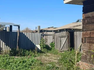 Дома 113,4 м² и участок 885 м², Саратовская область. Жилой дом, площадью: 113,4 кв.м., с кадастровым номером: 64:22:141516:28, расположенный на земельном участке, площадью: 885 кв.м., с кадастровым номером: 64:22:141516:6. Адрес: Российская Федерация, Саратовская область, Новоузенский, г…