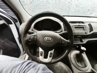 KIA Sportage. VIN: XWEPC811AD0008214. Категория B. 2012 год. Кузов: XWEPC811AD0008214. Цвет: белый. Свидетельство о регистрации ТС 61 03 172770. Госномер: A988РХ161. Пробег: 334064 км. Залогодержатель: ООО "ПКО" "НБК" (АО).