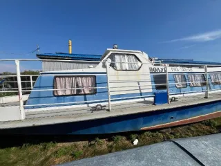 Катер КС-110-35 "Полуй" 2004 года постройки. Строительный номер: 92. Тип судна: самоходное, водометное, разъездное. Место постройки: Кострома. Грузоподъемность: 1200 т. Двигатель: ЯМ3-238НД4, заводской номер: 40206514. Пассажировместимость: 12 человек. Длина: 17,1 м, ширина: 3,22 м, высота борта…