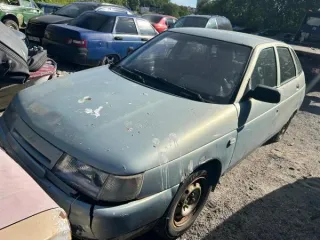 ВАЗ-21124 2004 года выпуска, государственный регистрационный знак А058НХ51. VIN: XTA21124050272392. Многочисленные трещины и сколы на переднем и заднем бамперах. Глубокая коррозия металла, в том числе сквозная, а также незначительные вмятины по всему кузову. Задние световые приборы разбиты…