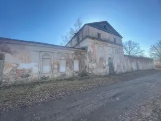 Нежилое здание (бывший клуб) 661 кв.м с участком 1500 кв.м, Псковская область. Нежилое двухэтажное здание (бывший клуб) объект культурного наследия местного значения, 1864 г.п., площадью 661 кв.м., КН 60:17:0162501:364; земельный участок КН 60:17:0162501:98, площадью 1500 кв.м. Год ввода в…