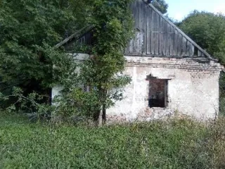 Земельный участок площадью 400 кв.м с кадастровым номером 67:12:0000000:710 по адресу: Смоленская область, муниципальный округ Монастырщинский, деревня Крапивна. На участке расположена баня площадью 79.2 кв.м с кадастровым номером 67:12:0430101:54, одноэтажная.