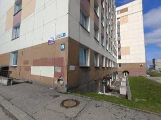 Нежилое помещение площадью 6,6 кв. м, кадастровый номер 60:27:0050104:729, местоположение: Псковская обл., г. Псков, ул. Народная, д. 15, пом. 1070. На 07.2026 задолженность по взносам за капитальный ремонт составляет 8129 руб. 26 коп. Основание для реализации на торгах - постановление о передаче…